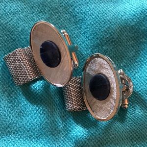 Men’s silver oval-shaped CUFFLINKS black onyx